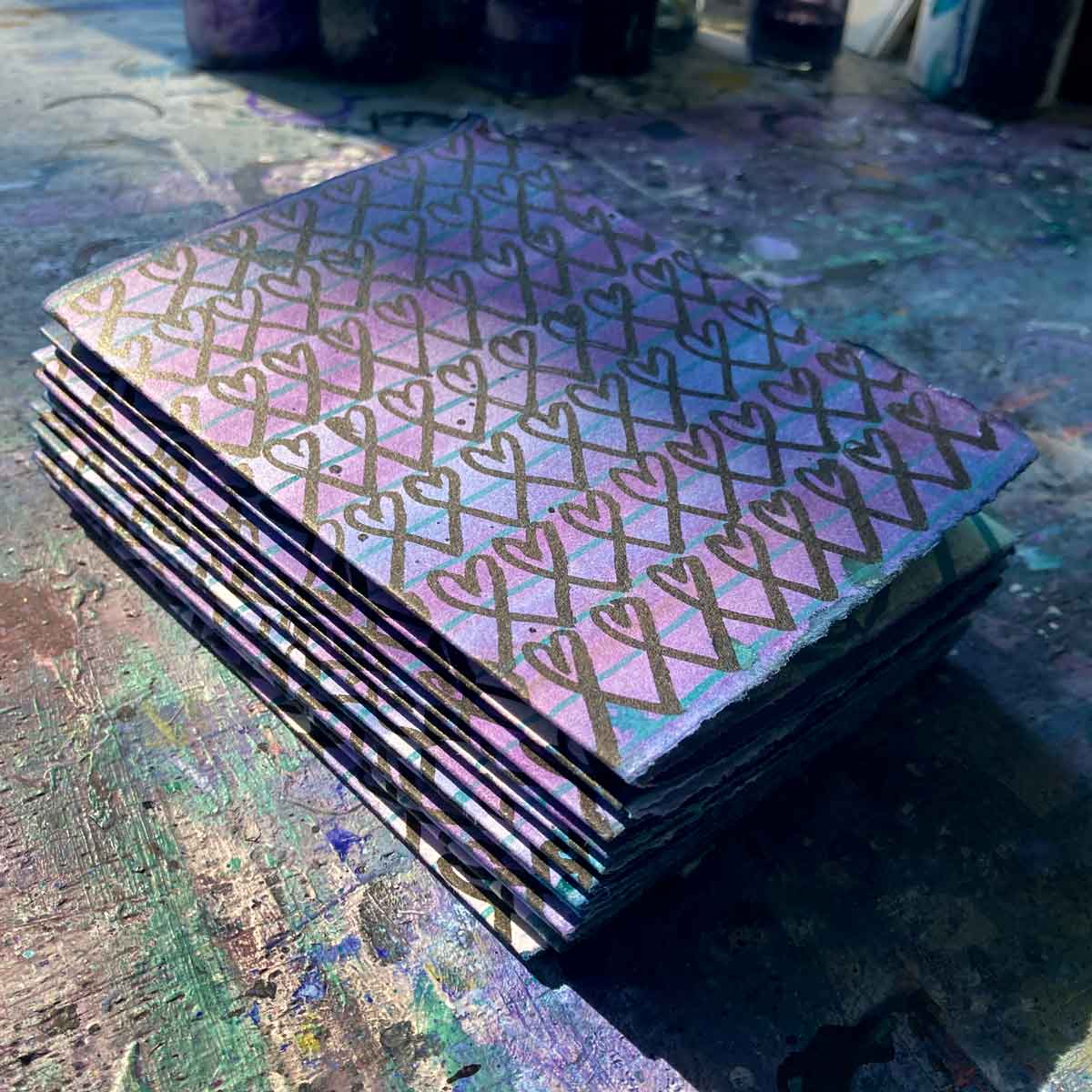 Beitragsbild: Tabea Heinickers Sommerpost Beitrag liegt gestapelt auf ihrem Arbeitstisch