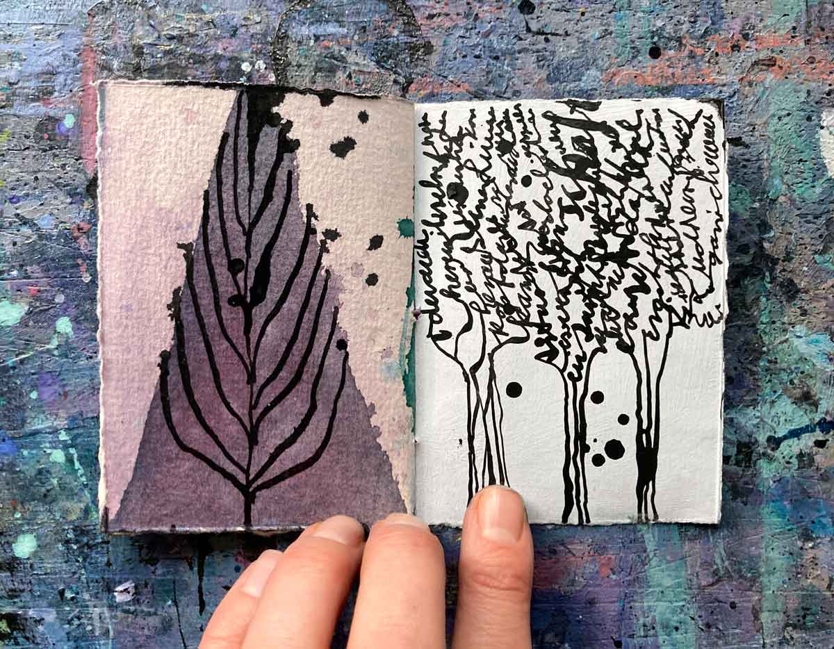 Doppelseite aus dem Baumbuch: kalligrafische Handschrift mit dem Motiv Baum von Tabea Heinicker