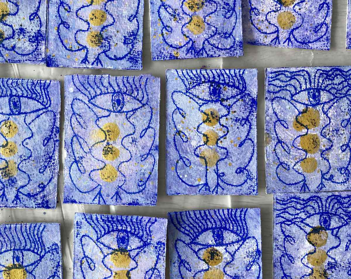 Engel im Glasscheibendruck. BLau und Gold von Tabea Heinicker