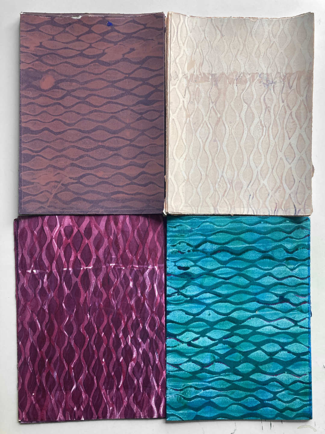 Meine Elemente für die Frühlingspost: Ein Aufsichtsfoto meiner 4 Elemente Stapel. Oben links Erde, rechts daneben Luft unten links liegt Feuer direkt neben dem Wasser. Sehr minimalistisch, das Muster ist stets gleich, die Farben bewirken das Element.