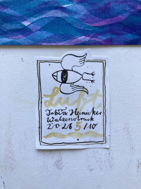 Foto eines Etiketts auf der Rückseite eines Druckes: Luft mit Elemet Vogelartige Luft, Tabea Heinicker in Handschrift und Jahr + Auflage