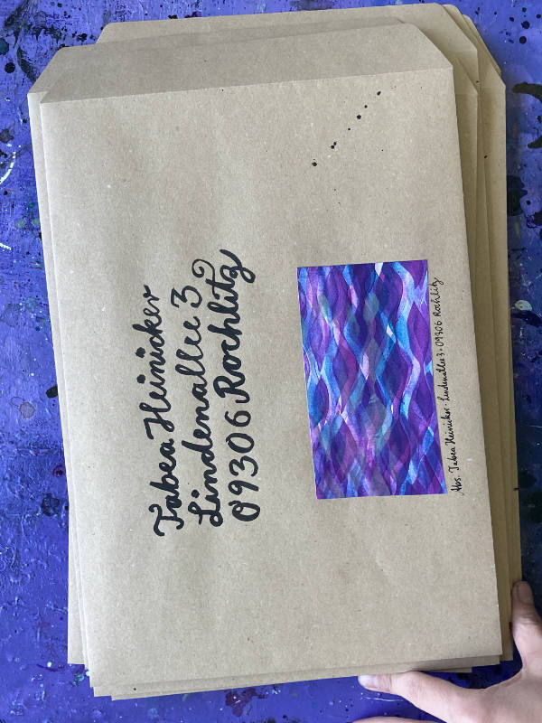 Ein Dutzend Briefumschläge auf einem Stapel, bereits beschriftet und mit einem Probedruck beklebt. Handschriftlich mit Tabeas Schrift andressiert.