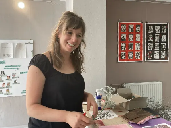 Katrin an ihrem Arbeitstisch für Florales