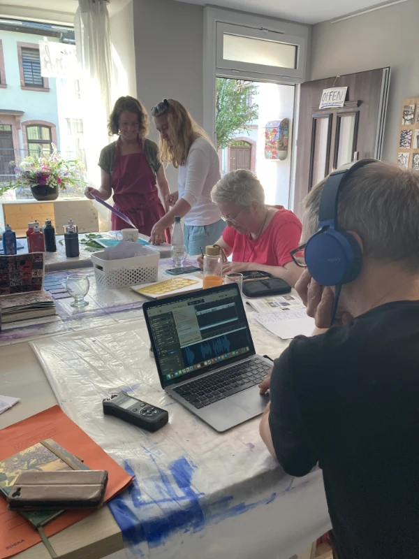 Kreativabend in der fünf: Mitten drin waren alle sehr beschäftigt, mit sich, mit anderen, mit Kreativität