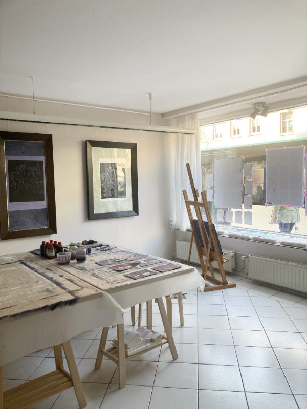 Innenansicht der fünf. Abgehängte Bilder, ein voller Tisch und ein geschmücktes Fenster alles für die feministische Woche in Rochlitz