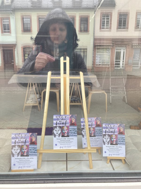 Schaufenster der fünf mit Flyern fpr die Vernissage »vier in der fünf«