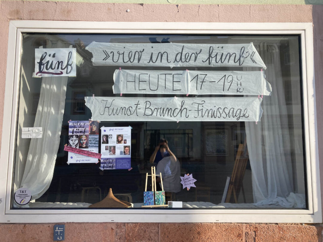 Schaufenster der fünf von außen mit Einladung zur Kunst-Brunch-Finissage